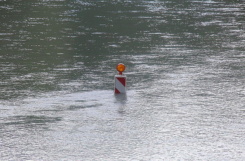 Unbekannte haben zwei Warnbaken in den Inn geschmissen. Die Bilder vom Einsatz der Waldkraiburger Wasserwacht.