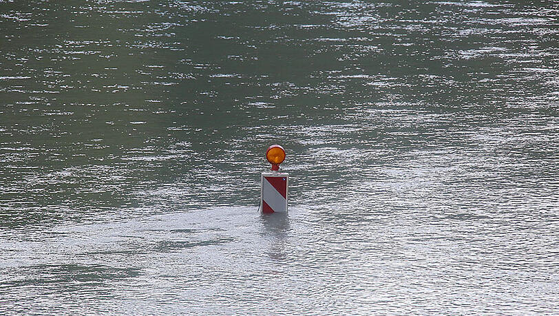 Unbekannte haben zwei Warnbaken in den Inn geschmissen. Die Bilder vom Einsatz der Waldkraiburger Wasserwacht. Unbekannte haben zwei Warnbaken in den Inn geschmissen. Die Bilder vom Einsatz der Waldkraiburger Wasserwacht.