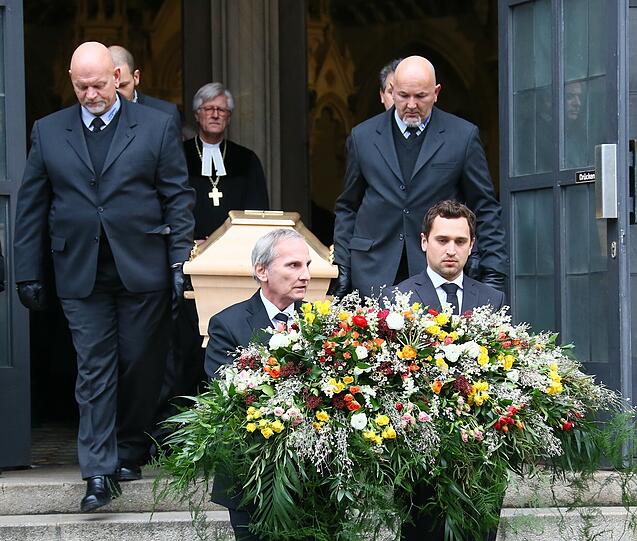 Nach der Trauerfeier wird der Sarg aus der Kirche getragen.