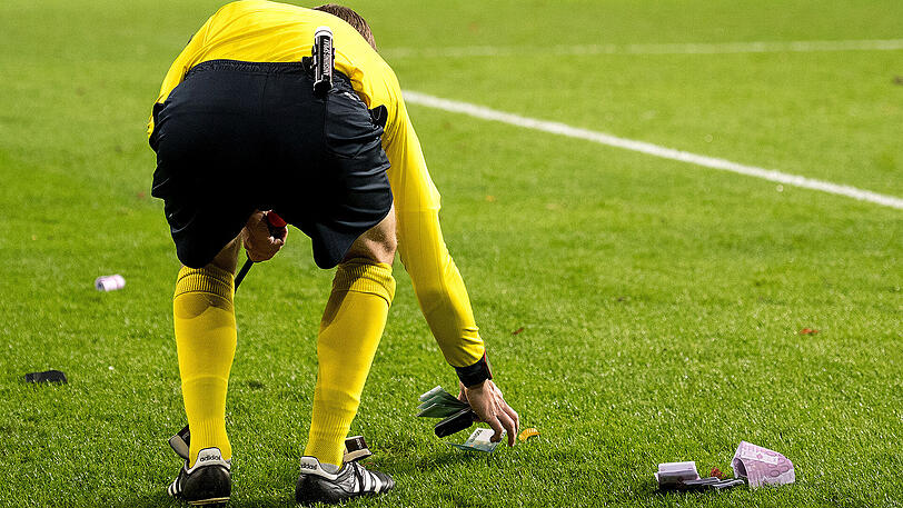 Die Bayern-Fans warfen etliche Falschgeld-Bündel auf den Rasen.