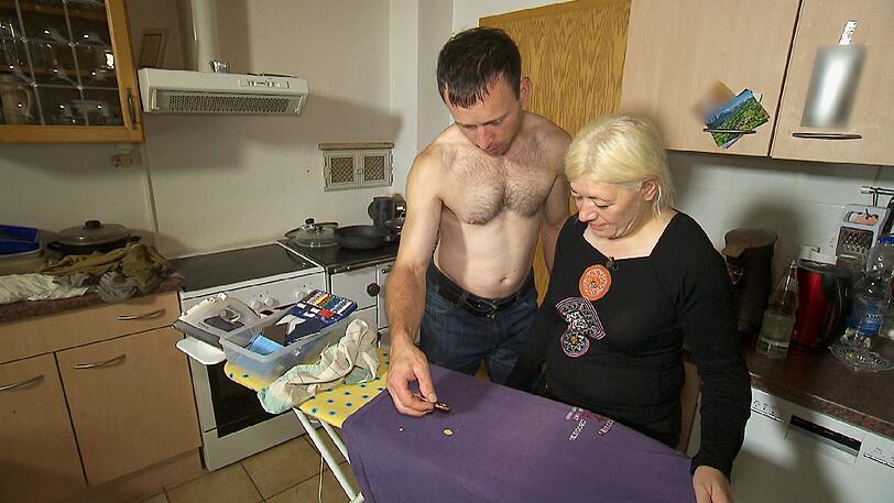 Heike (40+) entdeckt diverse Löcher in Rainers (41) Klamotten und flickt sie.