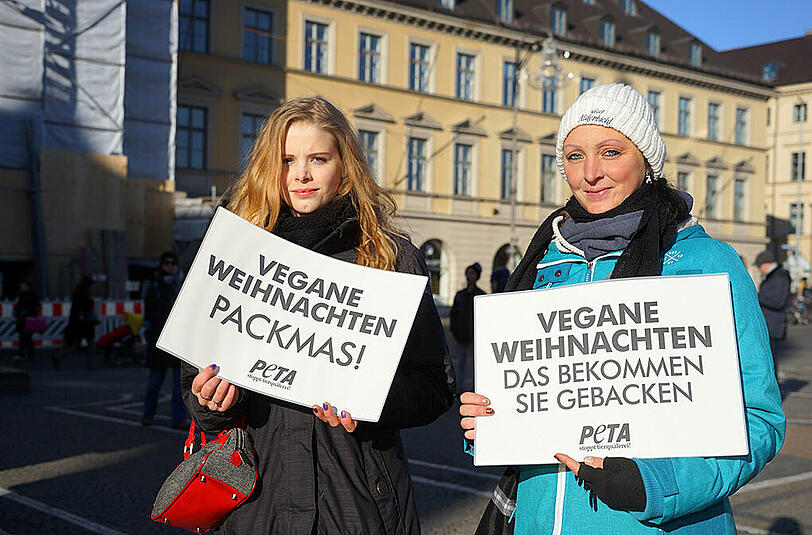 Peta demonstrierte in der Altstadt für "vegane Weihnachten".