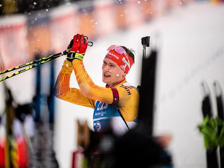 Benedikt Doll aus Deutschland jubelt in Ruhpolding im Ziel. Foto: Matthias Balk/dpa