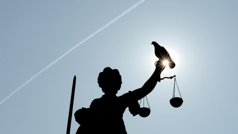 Justitia mit Sonne und Taube. Foto: Arne Dedert/Archivbild Justitia mit Sonne und Taube. Foto: Arne Dedert/Archivbild