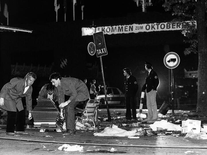 Ein Sarg wird vom verwüsteten Tatort beim Oktoberfest weggetragen. Foto: Frank Leonhardt/dpa/Archivbild