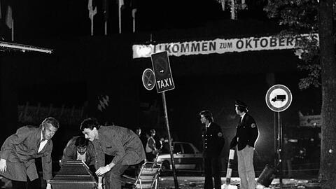 Ein Sarg wird vom verwüsteten Tatort beim Oktoberfest weggetragen. Foto: Frank Leonhardt/dpa/Archivbild