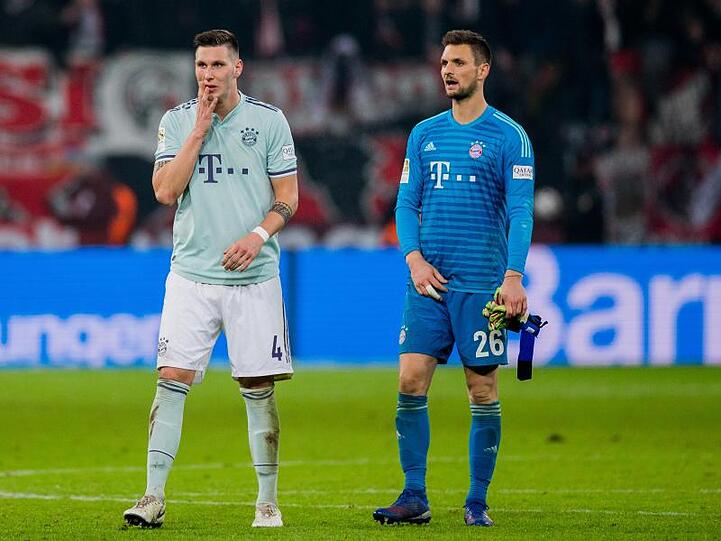 Bayerns Niklas Süle (l.) fasst sich neben Torwart Sven Ulreich ins Gesicht. Foto: Rolf Vennenbernd