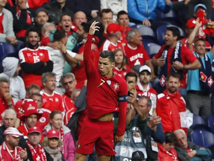 Cristiano Ronaldo wird nach seinem Dreierpack frenetisch in Portual gefeiert.