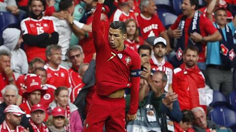 Cristiano Ronaldo wird nach seinem Dreierpack frenetisch in Portual gefeiert.