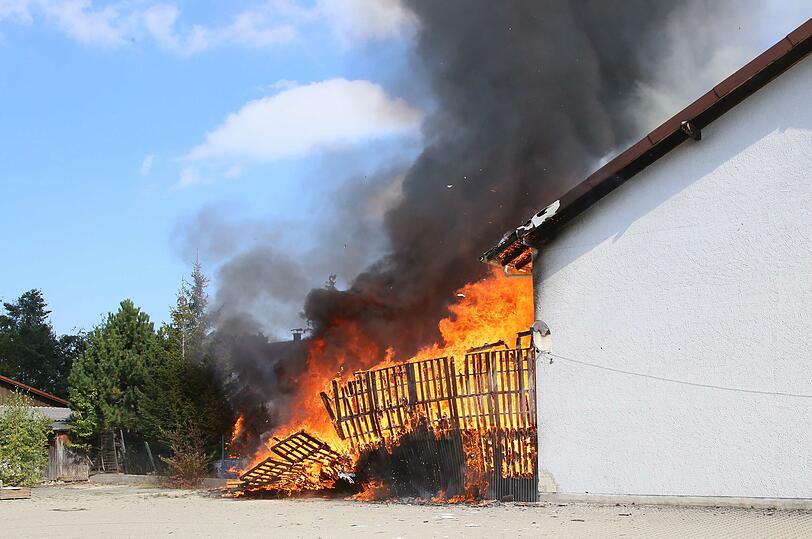 Als die Einsatzkräfte der Feuerwehr eintrafen, griffen die Flammen des brennenden Anbaus schon auf das Wohnhaus mit einem Farben- und Lackhandel über.