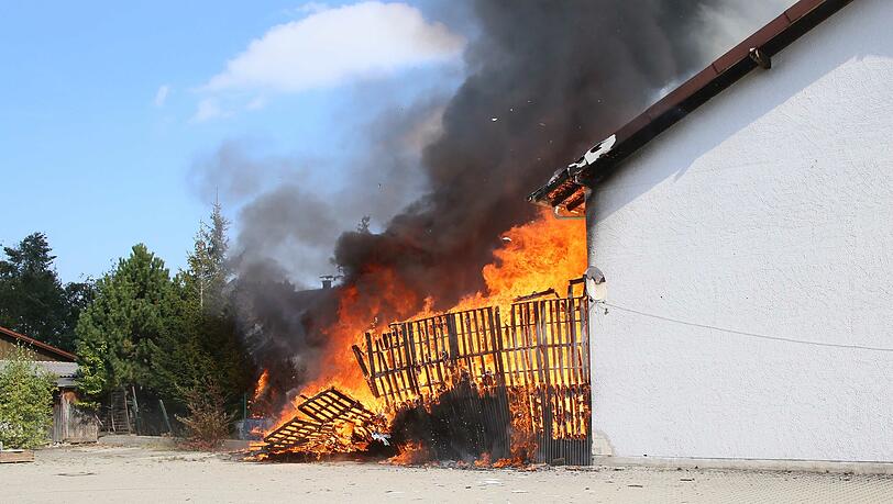 Als die Einsatzkräfte der Feuerwehr eintrafen, griffen die Flammen des brennenden Anbaus schon auf das Wohnhaus mit einem Farben- und Lackhandel über. Als die Einsatzkräfte der Feuerwehr eintrafen, griffen die Flammen des brennenden Anbaus schon auf das Wohnhaus mit einem Farben- und Lackhandel über.