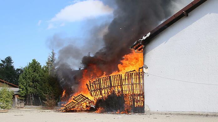 Als die Einsatzkräfte der Feuerwehr eintrafen, griffen die Flammen des brennenden Anbaus schon auf das Wohnhaus mit einem Farben- und Lackhandel über.