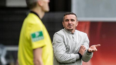Trainer Mersad Selimbegovic von Regensburg gestikuliert.
