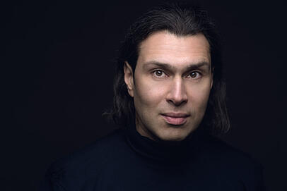 Vladimir Jurowski wurde  1972 in Moskau geboren und studierte am dortigen Konservatorium sowie in Berlin und Dresden. Er leitete von 2001 bis 2013 das Glyndebourne-Festival und war 2007 bis 2021 Chefdirigent des London Philharmonic Orchestra. Seit 2017 ist er Chefdirigent des Rundfunk-Sinfonieorchesters Berlin.