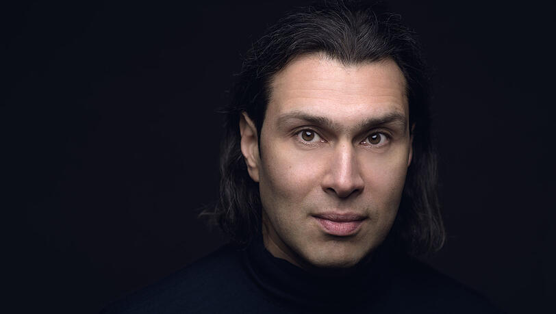 Vladimir Jurowski wurde 1972 in Moskau geboren und studierte am dortigen Konservatorium sowie in Berlin und Dresden. Er leitete von 2001 bis 2013 das Glyndebourne-Festival und war 2007 bis 2021 Chefdirigent des London Philharmonic Orchestra. Seit 2017 ist er Chefdirigent des Rundfunk-Sinfonieorchesters Berlin. Vladimir Jurowski wurde 1972 in Moskau geboren und studierte am dortigen Konservatorium sowie in Berlin und Dresden. Er leitete von 2001 bis 2013 das Glyndebourne-Festival und war 2007 bis 2021 Chefdirigent des London Philharmonic Orchestra. Seit 2017 ist er Chefdirigent des Rundfunk-Sinfonieorchesters Berlin.