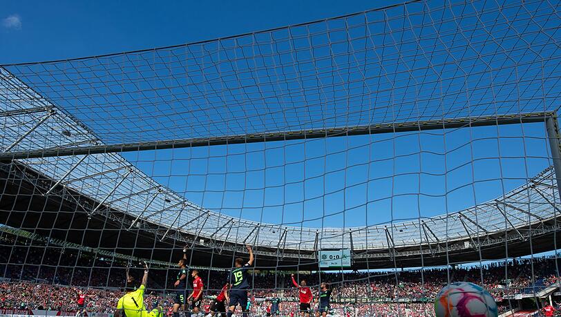 Der Ball ist im Tornetz von Fürths Torwart Andreas Christopher Linde.