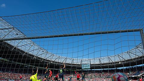 Der Ball ist im Tornetz von Fürths Torwart Andreas Christopher Linde.