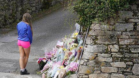 Trauerbekundungen an der Steinmauer im irischen Clonmel, wo vier junge Menschen bei einem Unfall ums Leben kamen.
