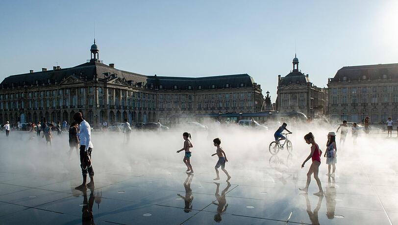 In Bordeaux können sich die Menschen abkühlen. So einen "Wasserspiegel" plant die Stadt auf dem Max-Joseph-Platz vor der Oper. Ima In Bordeaux können sich die Menschen abkühlen. So einen "Wasserspiegel" plant die Stadt auf dem Max-Joseph-Platz vor der Oper. Ima