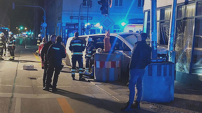 Das Taxi wurde gegen die Glasfassade eines Hotels gedrückt.
