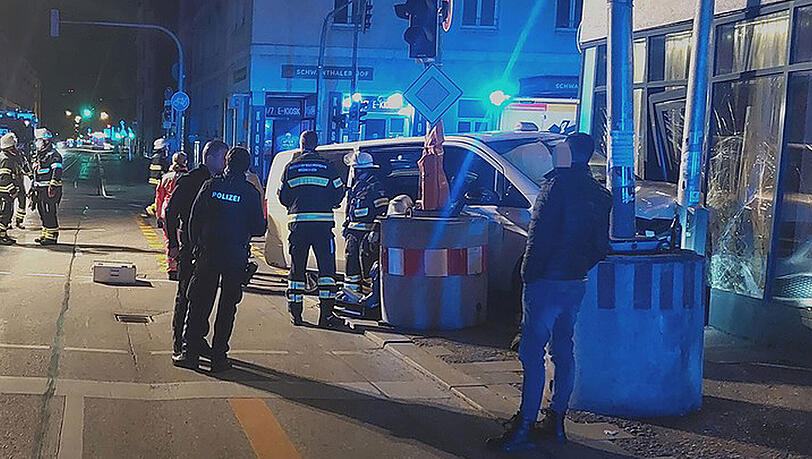 Das Taxi wurde gegen die Glasfassade eines Hotels gedrückt.