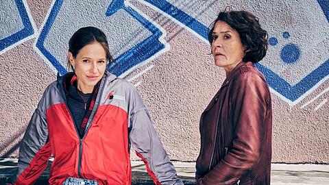 "Tatort: Sashimi Spezial": Weil Johanna Stern (Lisa Bitter, l.) als verdeckte Ermittlerin bei einem Kurierdienst eingestiegen ist, treffen sie und Lena Odenthal (Ulrike Folkerts) sich an einem neutralen Ort.