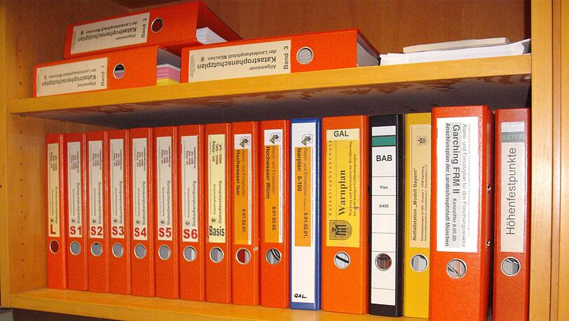Verschlusssache und streng geheim: Diese Ordner enthalten die detaillierten Einsatzpläne für den Katastrophenfall. Verschlusssache und streng geheim: Diese Ordner enthalten die detaillierten Einsatzpläne für den Katastrophenfall.