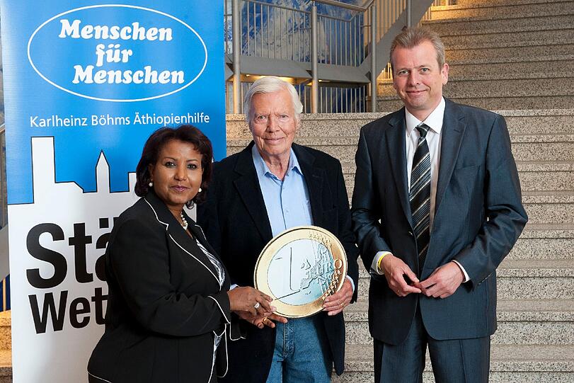 Ihr Euro für Äthiopien: OB Ulrich Maly (re.) will die Wette gegen Karlheinz Böhm und dessen Gattin Almaz gewinnen. Dafür müssen die Nürnberger mindestens 167.879 Euro spenden.