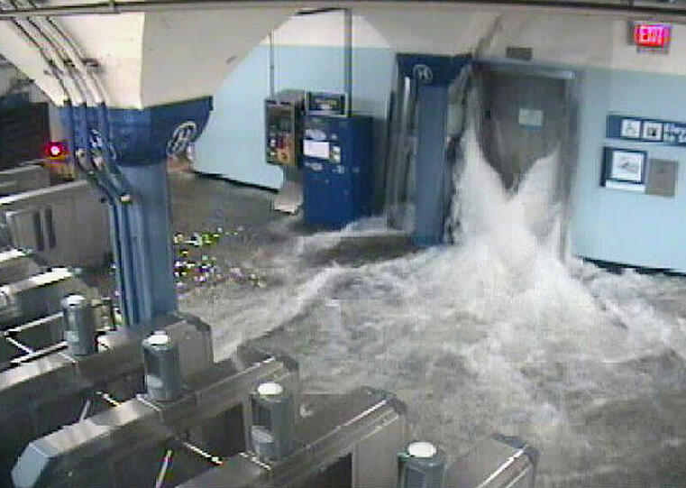 Dieses Bild wurde via Twitter verbreitet: Wassermassen drücken durch eine Tür in der New Yorker U-Bahn