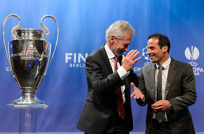 Paul Breitner (l.) und der ehemalige Barcelona-Spieler Ludovic Giuly bei der Auslosung in Nyon.