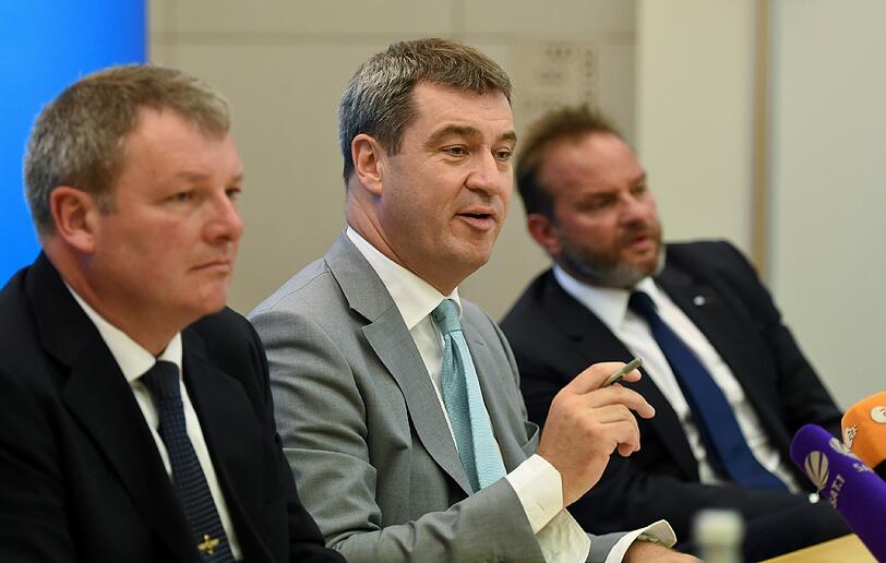 Ernst Weidenbusch (l-r), Mitglied im Ausschuss für Staatshaushalt und Finanzfragen des Bayerischen Landtags, Finanzminister Markus Söder (beide CSU) und der Vorstandsvorsitzende der BayernLB, Johannes-Jörg Riegler bei der Pressekonferenz am Dienstag.