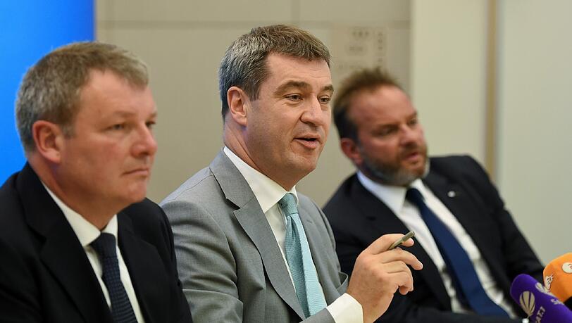 Ernst Weidenbusch (l-r), Mitglied im Ausschuss für Staatshaushalt und Finanzfragen des Bayerischen Landtags, Finanzminister Markus Söder (beide CSU) und der Vorstandsvorsitzende der BayernLB, Johannes-Jörg Riegler bei der Pressekonferenz am Dienstag.