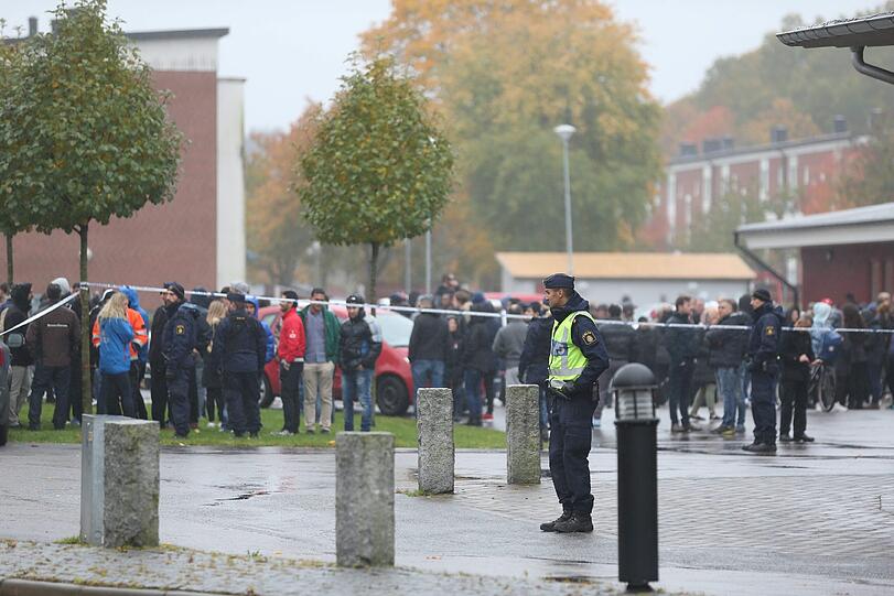 Bei einem Angriff an einer Schule in Westschweden soll ein Maskierter einen Menschen getötet und mehrere verletzt haben.