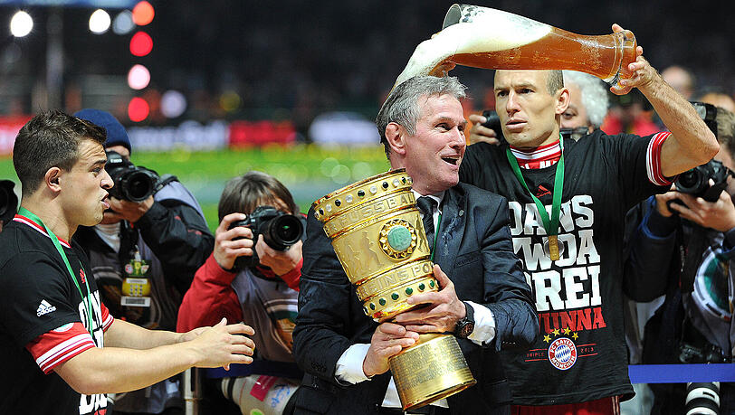 Weißbierdusche nach dem 3:2 im Pokalfinale gegen den VfB Stuttgart: Arjen Robben (rechts) und Trainer Jupp Heynckes. Ganz links: Xherdan Shaqiri (jetzt Stoke City). Weißbierdusche nach dem 3:2 im Pokalfinale gegen den VfB Stuttgart: Arjen Robben (rechts) und Trainer Jupp Heynckes. Ganz links: Xherdan Shaqiri (jetzt Stoke City).