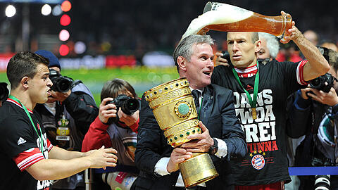Weißbierdusche nach dem 3:2 im Pokalfinale gegen den VfB Stuttgart: Arjen Robben (rechts) und Trainer Jupp Heynckes. Ganz links: Xherdan Shaqiri (jetzt Stoke City).