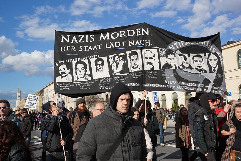 Tausende Demonstranten haben vor dem Start des NSU-Prozesses in München an das Schicksal der Opfer erinnert. Sie verlangten einen konsequenten Kampf gegen die braune Gefahr. Die Bilder!