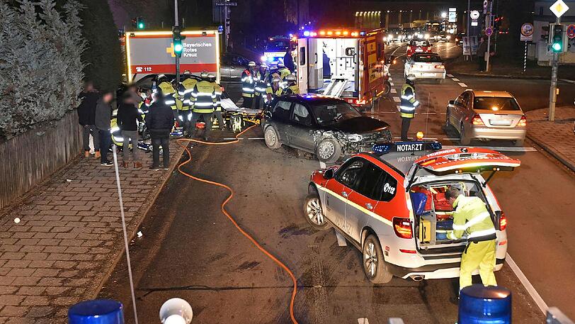 Nach einer Kollision zwischen zwei Fahrzeugen erfasste ein BMW zwei Fahrradfahrer und drückte diese gegen einen Zaun. Sechs Menschen wurden verletzt.