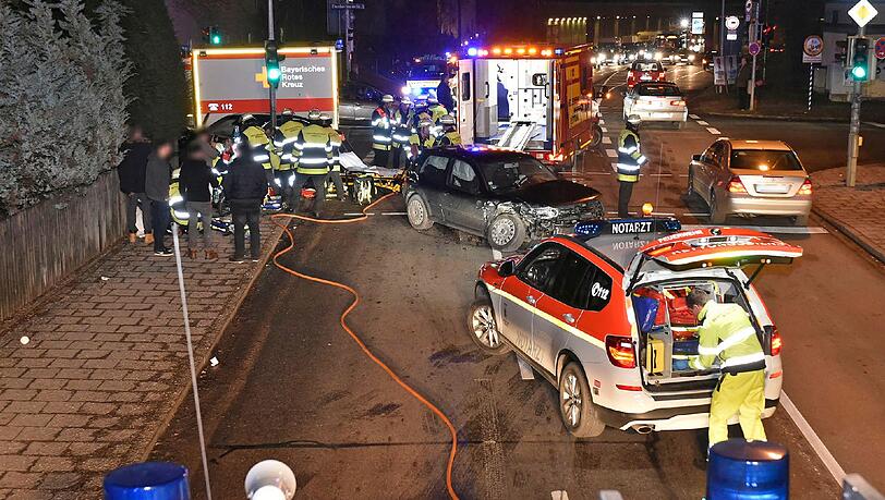 Nach einer Kollision zwischen zwei Fahrzeugen erfasste ein BMW zwei Fahrradfahrer und drückte diese gegen einen Zaun. Sechs Menschen wurden verletzt. Nach einer Kollision zwischen zwei Fahrzeugen erfasste ein BMW zwei Fahrradfahrer und drückte diese gegen einen Zaun. Sechs Menschen wurden verletzt.