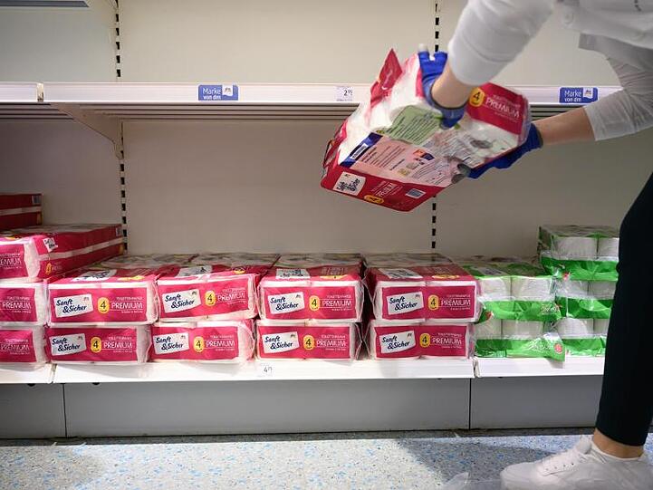 Eine Mitarbeiterin räumt in einem Drogeriemarkt Toilettenpapier ein. Foto: Sebastian Gollnow/dpa/Symbolbild
