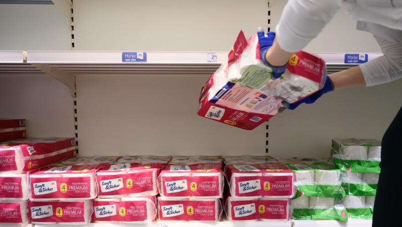 Eine Mitarbeiterin räumt in einem Drogeriemarkt Toilettenpapier ein. Foto: Sebastian Gollnow/dpa/Symbolbild Eine Mitarbeiterin räumt in einem Drogeriemarkt Toilettenpapier ein. Foto: Sebastian Gollnow/dpa/Symbolbild