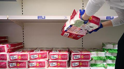 Eine Mitarbeiterin räumt in einem Drogeriemarkt Toilettenpapier ein. Foto: Sebastian Gollnow/dpa/Symbolbild