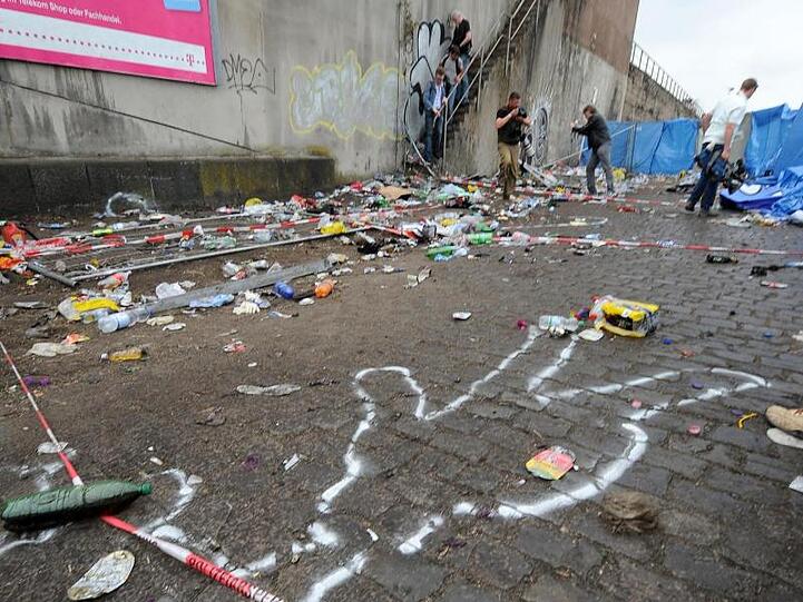 Kreide markiert die Lage der Toten am Ort der Loveparade-Katastrophe.