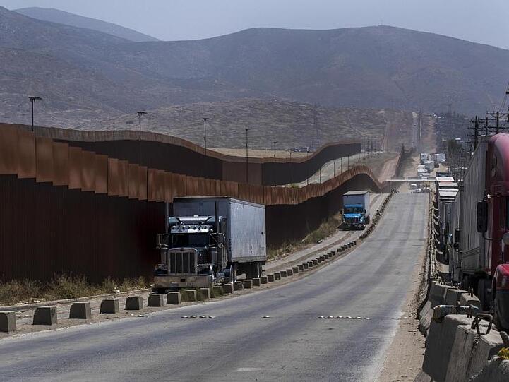 Lastwagen an einem Grenzzaun in Tijuana: Trump hatte neue Strafzölle angekündigt, bis es dann doch eine vorübergehende Einigung gab.