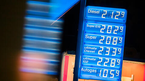 Eine Berliner Aral-Tankstelle an der Holzmarktstraße weist gegen 2 Uhr morgens bereits erhöhte Preise aus, bei denen nur noch Autogas unter 2 Euro liegt. In der Nacht vom 31. August auf den 1. September endete eine vorübergehende Senkung der Energiesteuer auf das von der EU vorgegebene Mindestmaß. Sie galt seit 1. Juni, um Verbraucher angesichts hoher Energiepreise zu entlasten. Mit dem Auslaufen der Maßnahme könnte Tanken wieder deutlich teurer werden. +++ dpa-Bildfunk +++