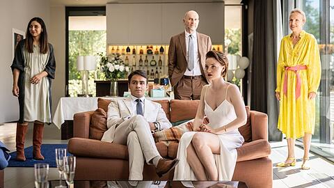 "Haus aus Glas" mit Topbesetzung, unter anderem mit (v.l.) Aram Arami, Götz Schubert, Sarah Mahita und Juliane Köhler.