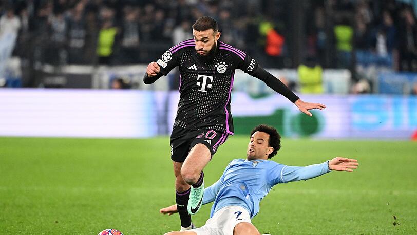 Noussair Mazraoui (l) in Aktion gegen Roms Felipe Anderson Pereira Gomes.