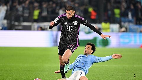 Noussair Mazraoui (l) in Aktion gegen Roms Felipe Anderson Pereira Gomes.
