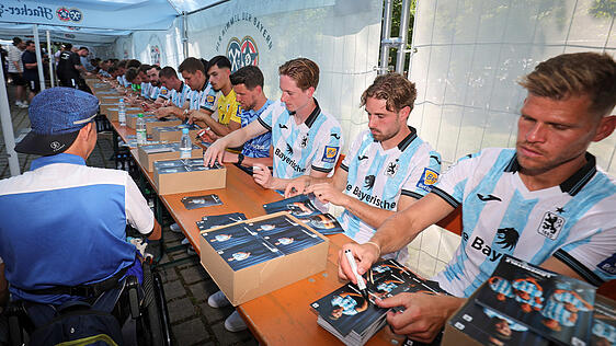 Die Löwen um Florian Niederlechner, David Philipp und Justin Steinkötter bei der Autogrammstunde auf dem Fanfest.