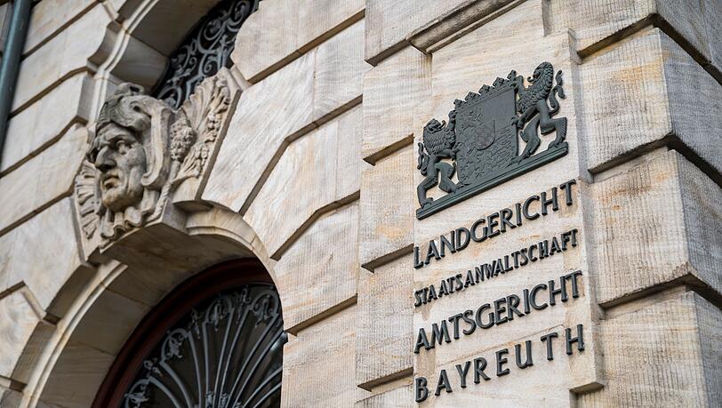 Ein 54-Jähriger soll aufgrund einer bevorstehenden Trennung seine Partnerin in Kulmbach ermordet haben. (Archivbild)