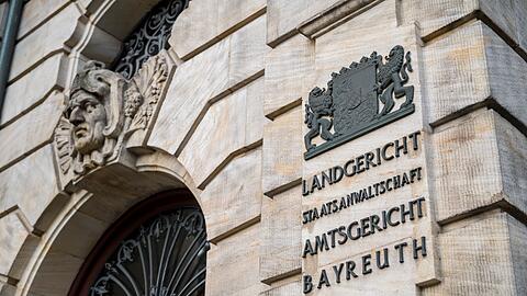 Ein 54-Jähriger soll aufgrund einer bevorstehenden Trennung seine Partnerin in Kulmbach ermordet haben. (Archivbild)